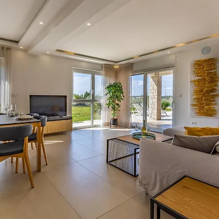 Stunning In With Outdoor Swimming Pool * Pula