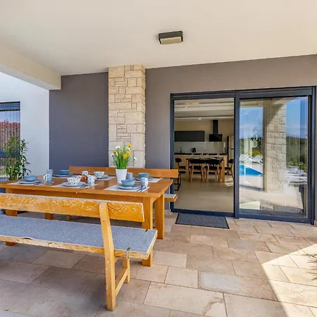 Stunning In With Outdoor Swimming Pool